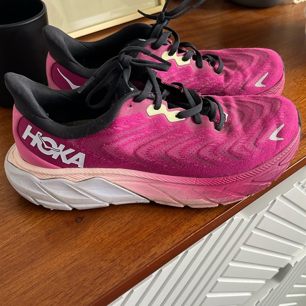 WOMEN'S HOKA ARAHI 6